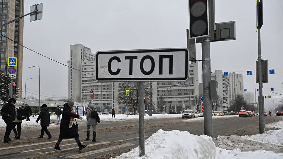 Фото: Дмитрий Духанин / Коммерсантъ📷Пешеходы жалуются, что знак «Стоп» мешает их движению