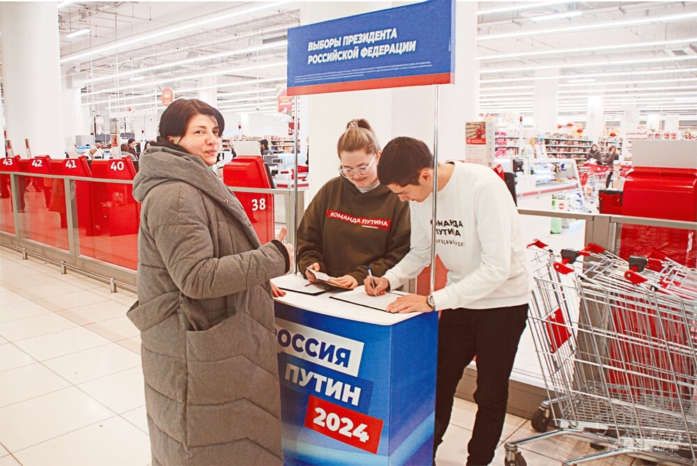    В торговом центре «Авиапарк» на точке работают Диана Матрушина и Иван Рудиненко. Они, как и другие волонтёры, помогают москвичам правильно заполнить подписные листы. Фото:  АиФ/ Кирилл Искольдский