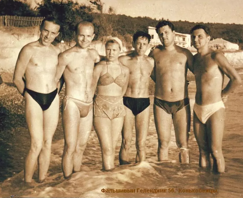 Здравствуйте, дорогие товарищи! Сегодня я начну со знаменательной, для всех адекватных людей, даты!-4