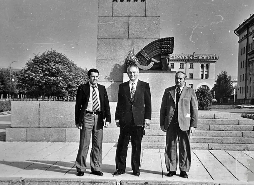 Здравствуйте, дорогие товарищи! Сегодня я начну со знаменательной, для всех адекватных людей, даты!-12