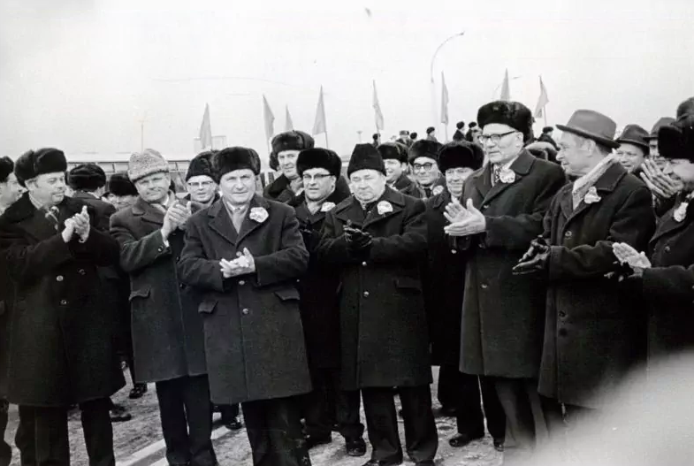 Здравствуйте, дорогие товарищи! Сегодня я начну со знаменательной, для всех адекватных людей, даты!-13