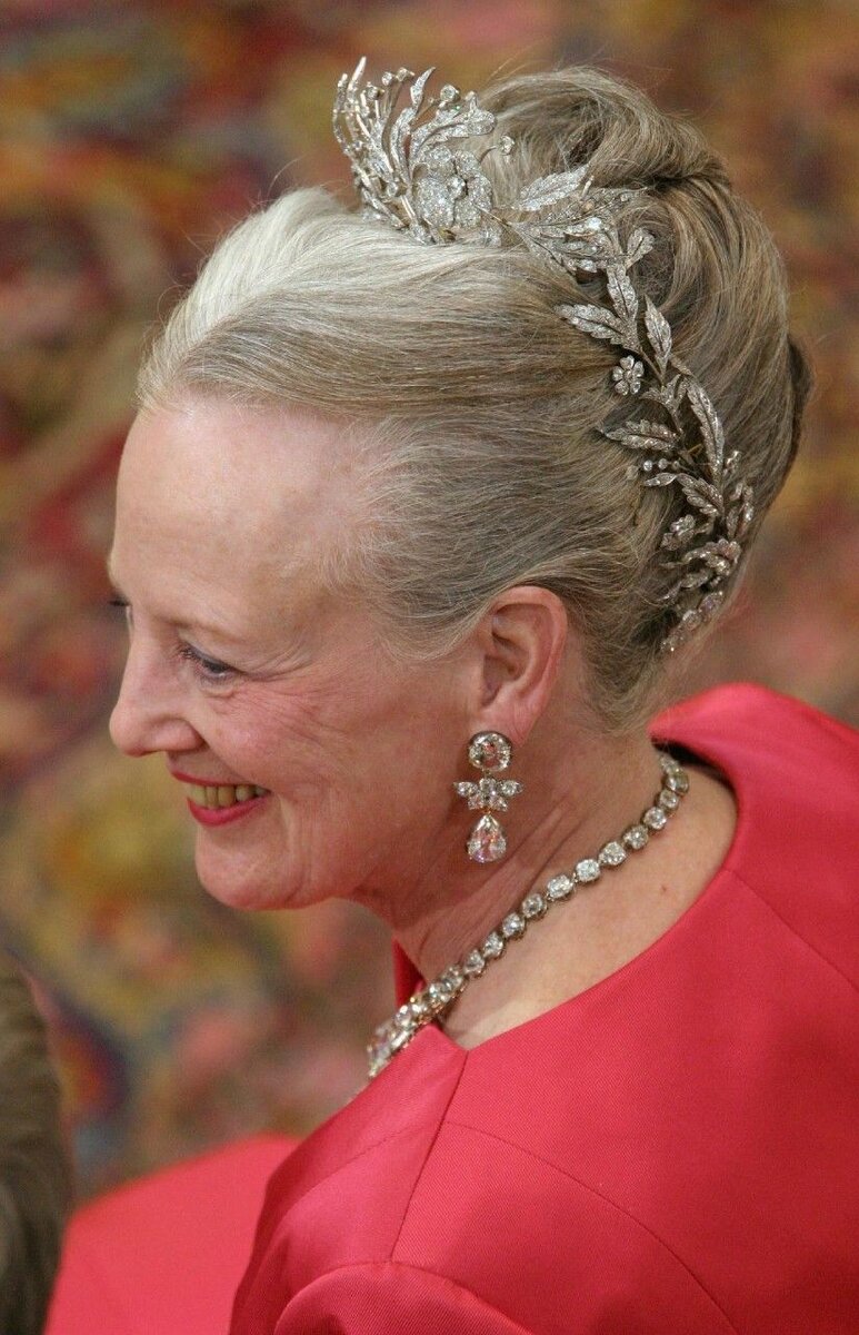 Королева Дании Маргрете Вторая в цветочной тиаре и розовом платье.