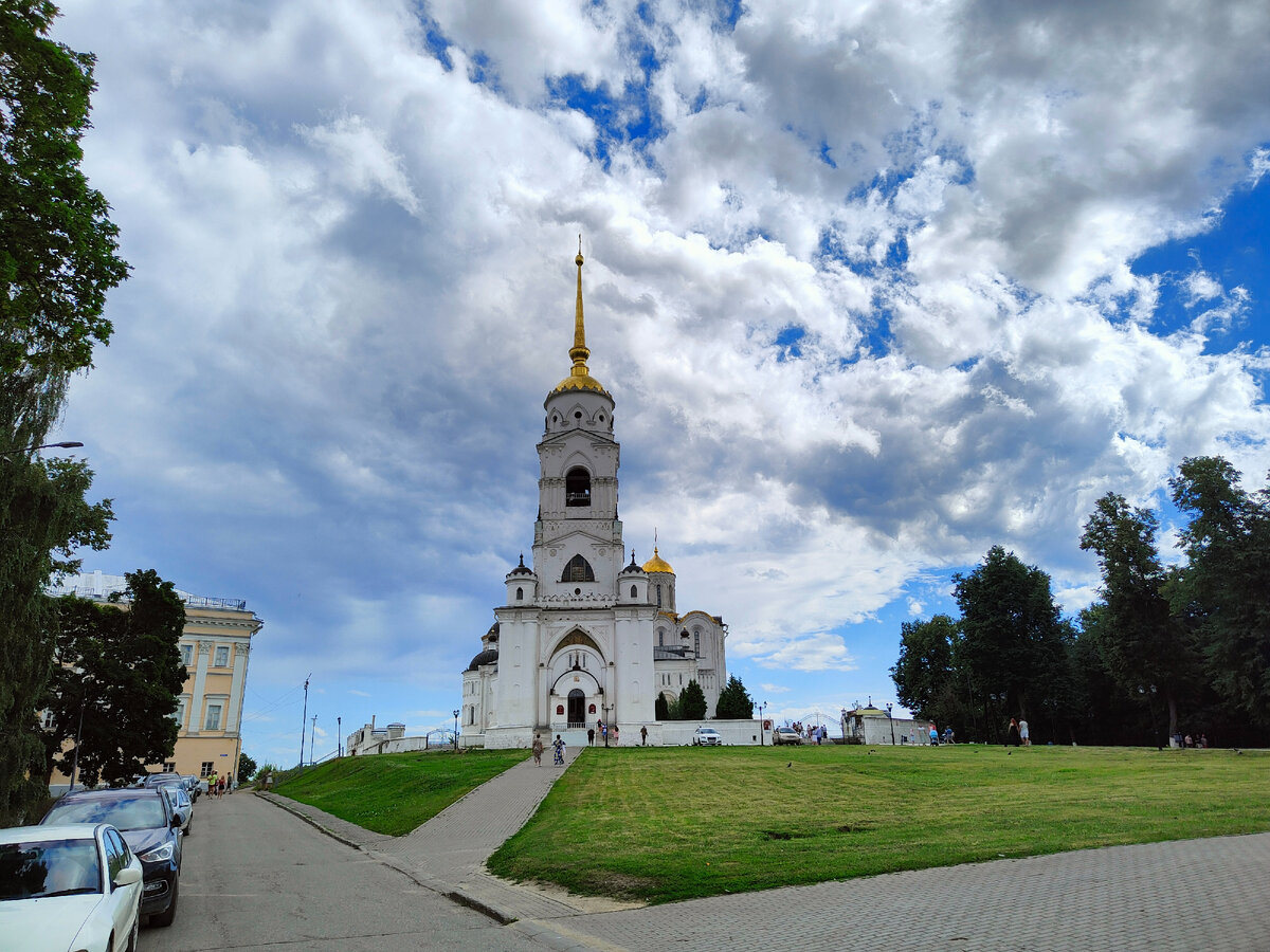 Колокольня Успенского собора, сам собор за ней.