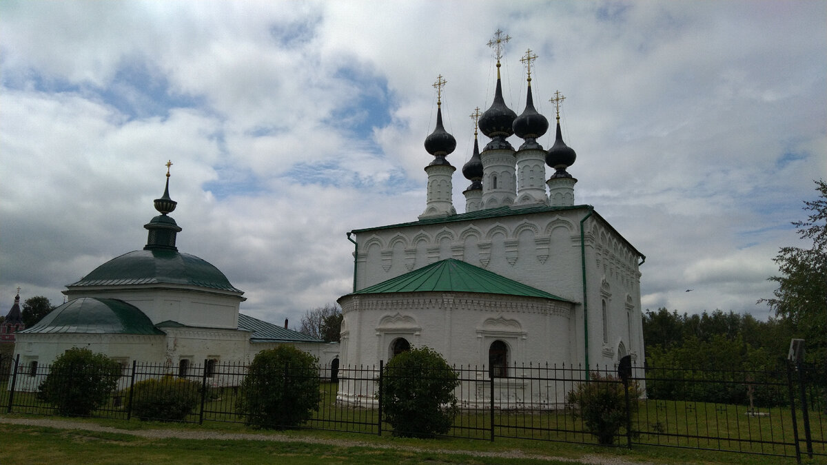 Церковь. Их тут десятки, если не сотни.
