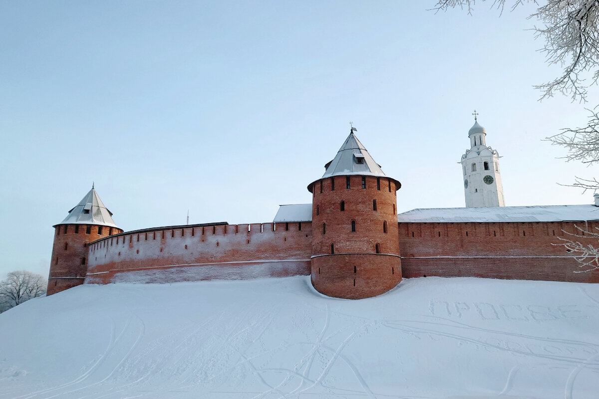 Круглые башни Детинца – Митрополичья (справа) и Федоровская (слева), далее – Часозвоня. 01.2024.