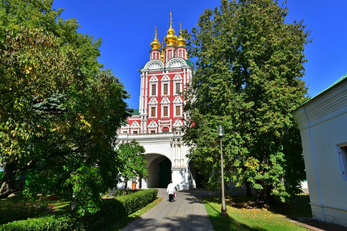 Новодевичий монастырь отзывы. Новодевичий монастырь в Москве. Новодевичий монастырь в Москве Архитектор. Новодевичий монастырь е в Москве. Подворье Новодевичьего монастыря Лисино.