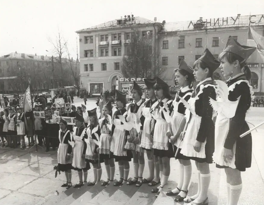 Пионер старое фото. Школьная форма пионеров. Советские школьники. Пионеры СССР. Пионеры школьники.