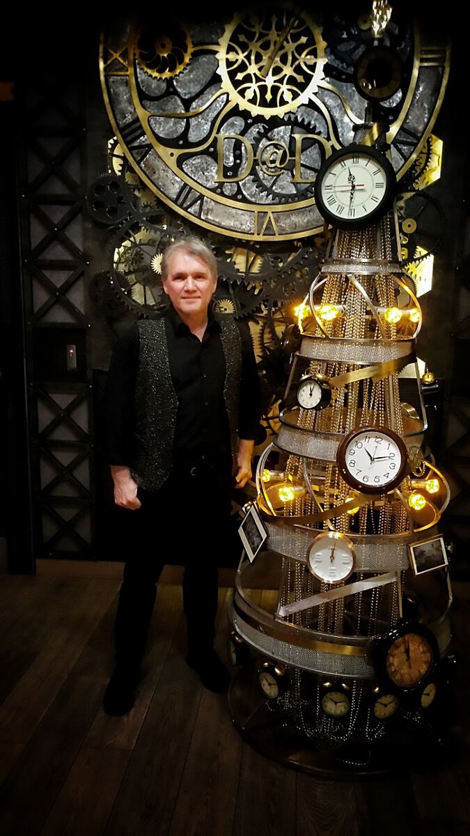 У необычной "часовой" новогодней ёлки