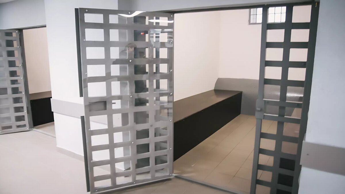     Дефицит возник из-за того, что уволившимся надзирателям не могут найти замену. Об этом рассказывает Ura.ru со ссылкой на источник, близкий к правоохранительным органам.