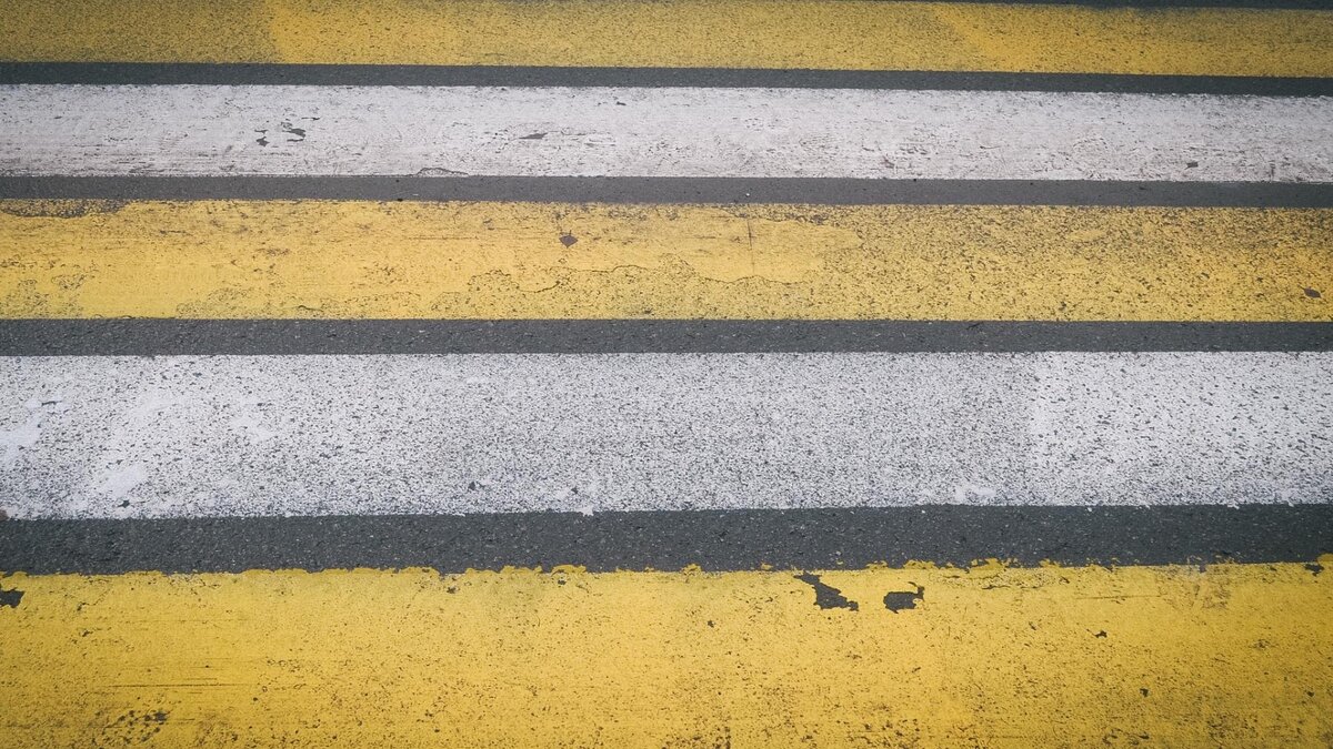     В Находке три девушки-пешехода едва не попали под колеса автомобиля. Девушки переходили дорогу, когда в пропускавший их автомобиль врезалась другая машина. Первое авто вылетело на «зебру» и чуть не задавило пешеходов.