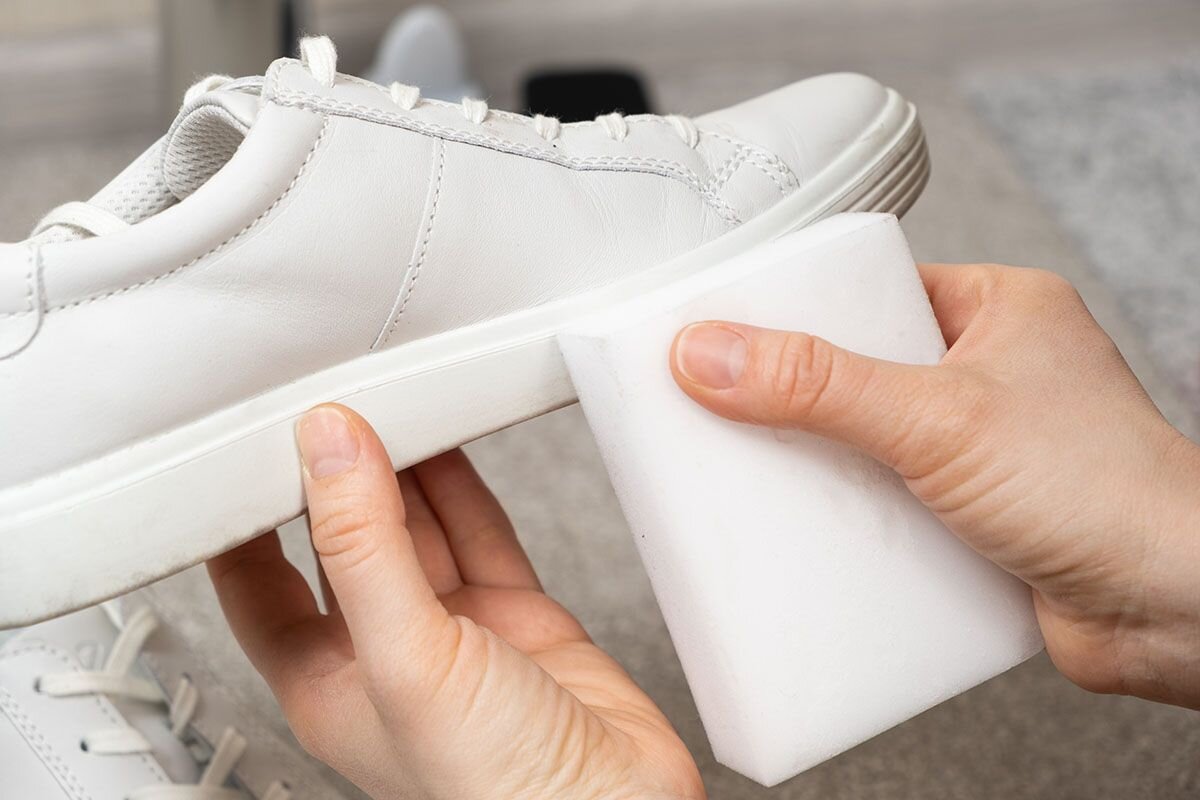 Чем почистить белую подошву на кроссовках. Чистка белой обуви. Меламиновая губка для обуви. Как почистить белую подошву. Чистящие для белой обуви.