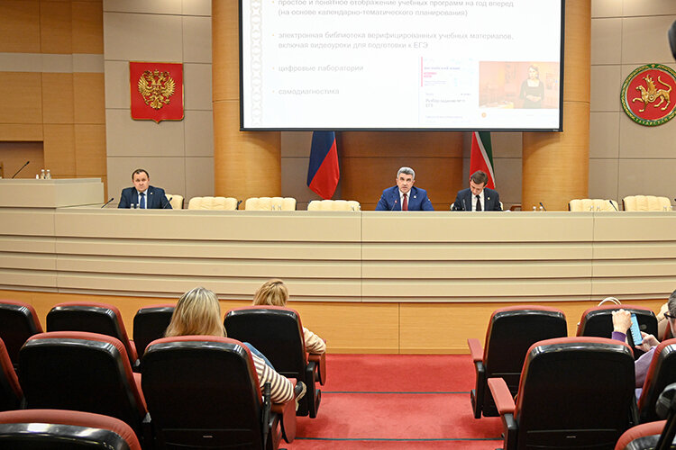   В кабмине РТ прошел почти двухчасовой брифинг на тему запуска обновленной системы электронного образования РТ — ms.edu.tatar Фото: tatarstan.ru