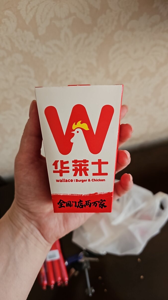 Вкусная курочка в кафе на площади wallace burger & chicken