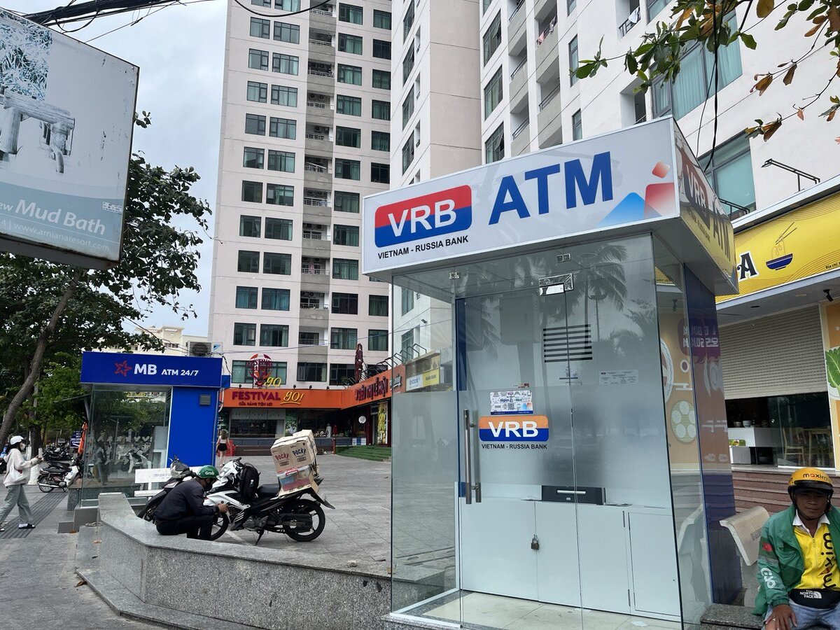 Банкомат VRB на севере у жилого комплекса Океанус