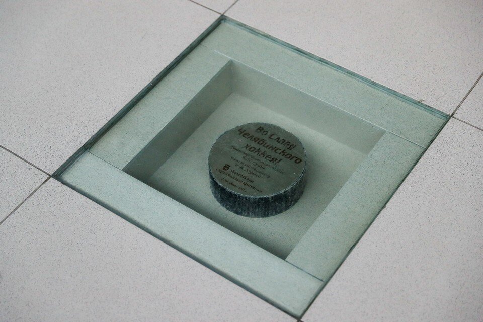    Одна из знаковых достопримечательностей арены – заложенная при строительстве шайба, уже стала для болельщиков привычной. Павел ТАБАРЧУК