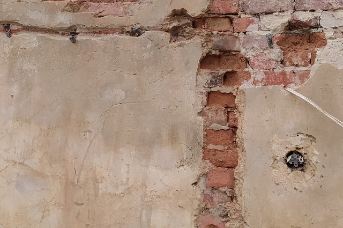    Крупный фрагмент облицовки упал со здания.