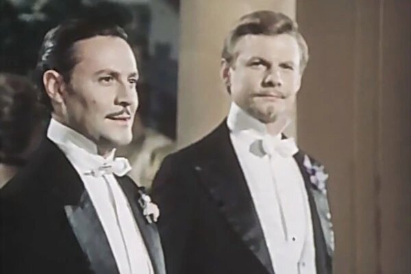 Кадр из фильма «Летучая мышь» (1978), где Юрий Соломин сыграл вместе со своим братом Виталием. Фото: Ленфильм