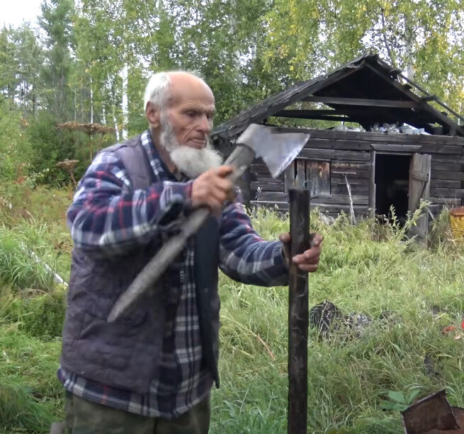 Дядя Толя делает хороший таганок на чужом зимовье. 