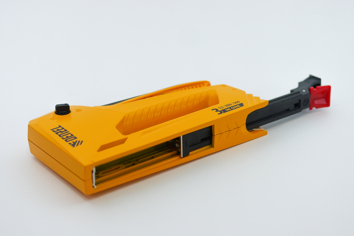 В этом обзоре мы рассмотрим мебельный степлер Denzel 40214, который подходит для скрепления листовых материалов: фанеры, ДВП, ДСП, оргалита, а также для фиксации пленки и теплоизоляционного материала-6