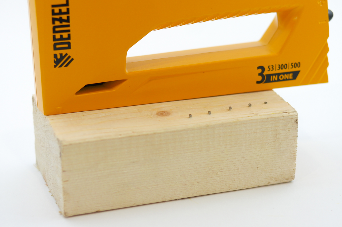 В этом обзоре мы рассмотрим мебельный степлер Denzel 40214, который подходит для скрепления листовых материалов: фанеры, ДВП, ДСП, оргалита, а также для фиксации пленки и теплоизоляционного материала-8