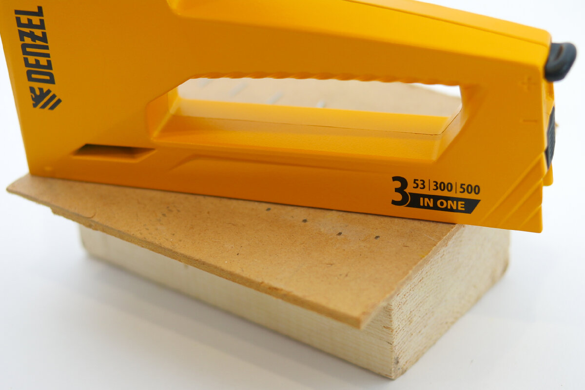 В этом обзоре мы рассмотрим мебельный степлер Denzel 40214, который подходит для скрепления листовых материалов: фанеры, ДВП, ДСП, оргалита, а также для фиксации пленки и теплоизоляционного материала-10-2