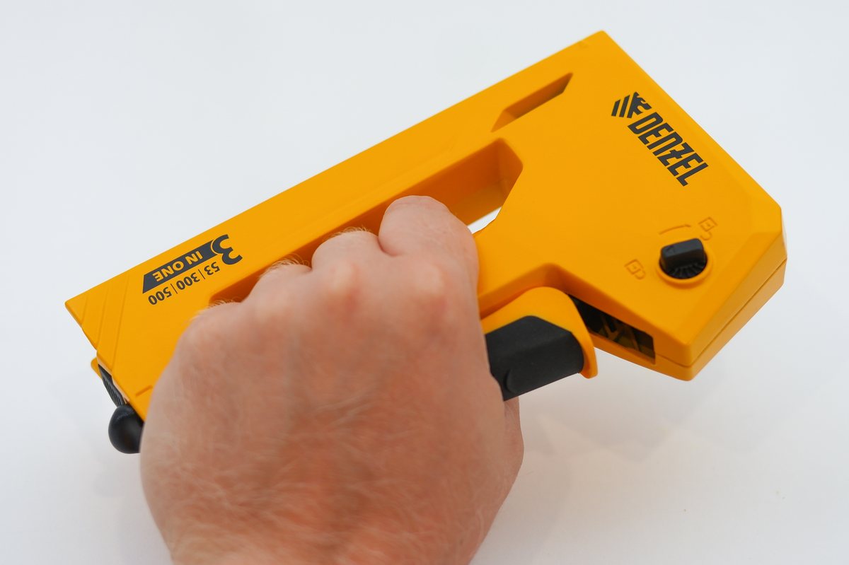 В этом обзоре мы рассмотрим мебельный степлер Denzel 40214, который подходит для скрепления листовых материалов: фанеры, ДВП, ДСП, оргалита, а также для фиксации пленки и теплоизоляционного материала-11