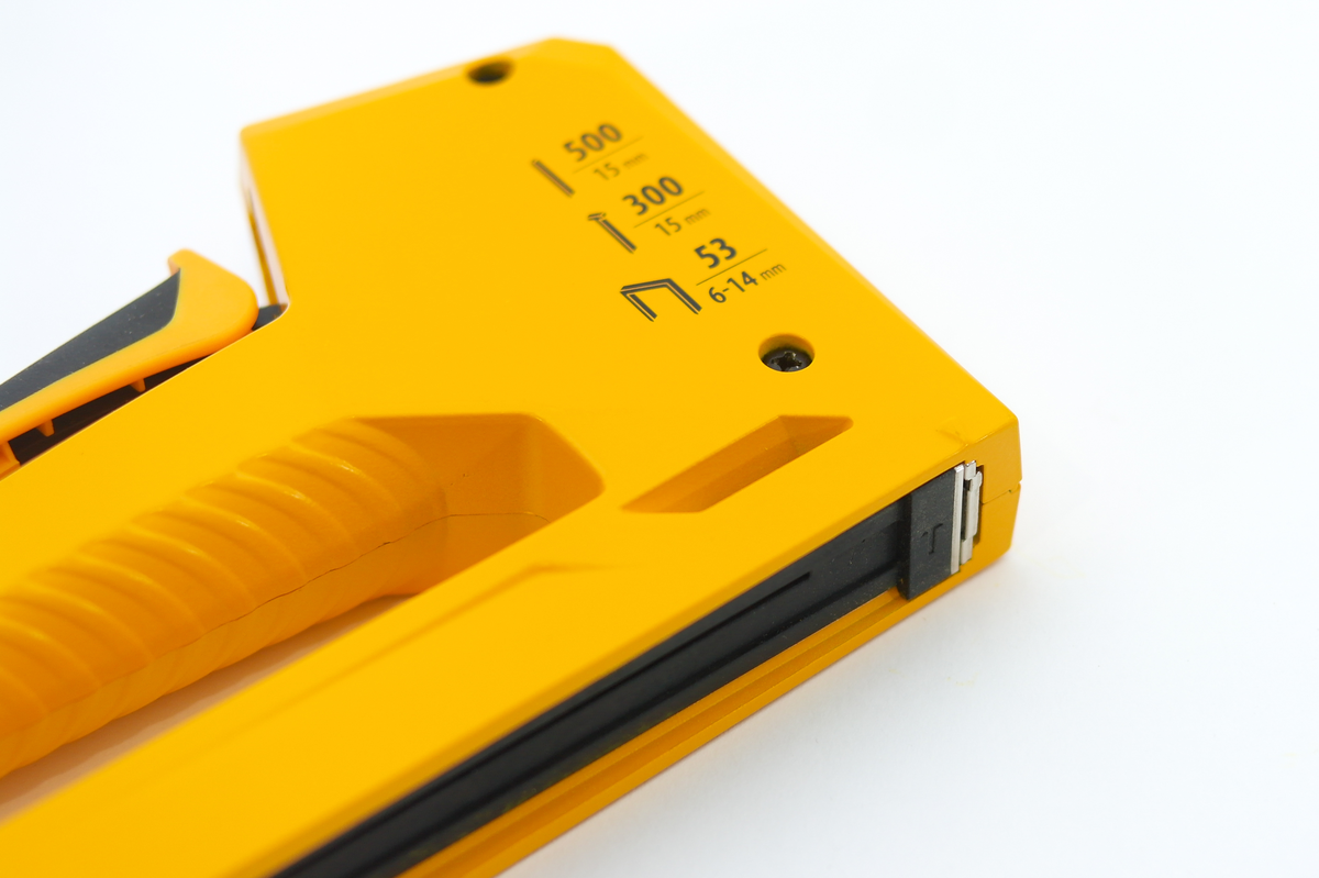 В этом обзоре мы рассмотрим мебельный степлер Denzel 40214, который подходит для скрепления листовых материалов: фанеры, ДВП, ДСП, оргалита, а также для фиксации пленки и теплоизоляционного материала-5