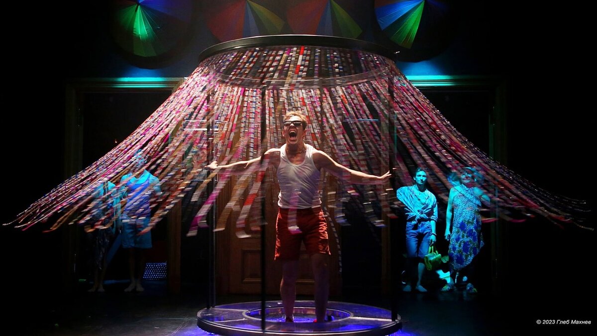 Том Уингфилд покидает семью в крутящейся капсуле из стеклянной кисеи. Спектакль "Стеклянный зверинец" Теннесси Уильямса в "Коляда-театре". Фото Глеб Махнев.