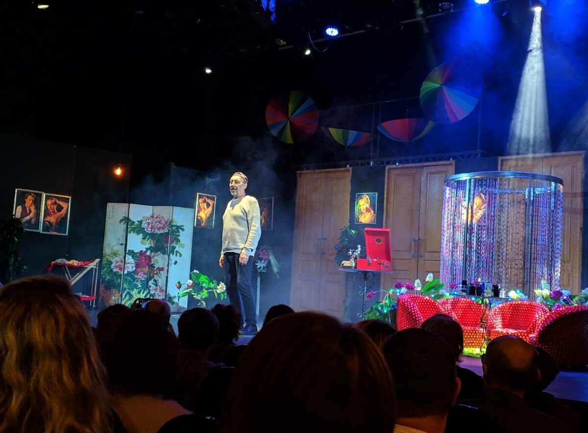 Режиссёр Николай Коляда на сцене с декорациями для спектакля "Стеклянный зверинец" Теннесси Уильямса.