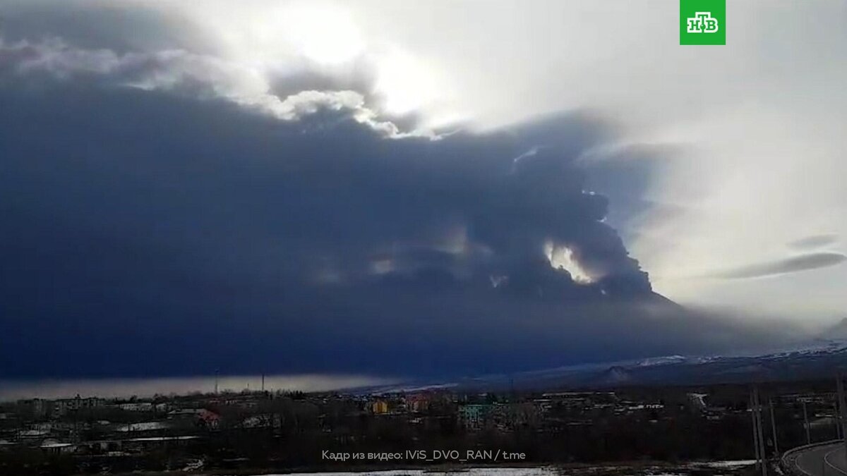    Столб пепла от Ключевского вулкана поднялся на 14 км