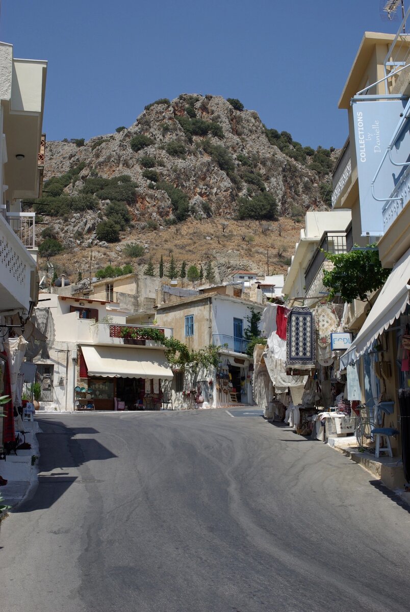 Едем из деревни Крица в гору, чтобы увидеть руины Лато