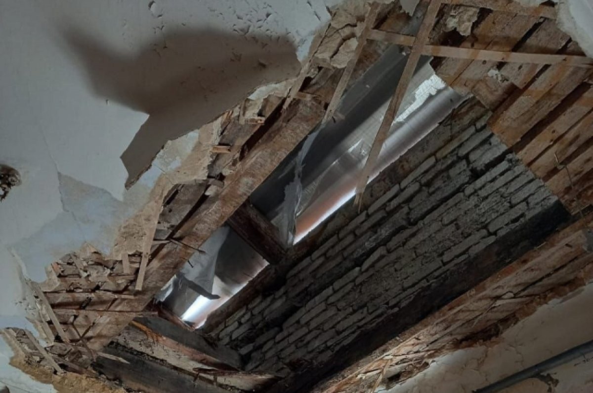    В центре Волгограда пенсионер едва не погиб под рухнувшим потолком