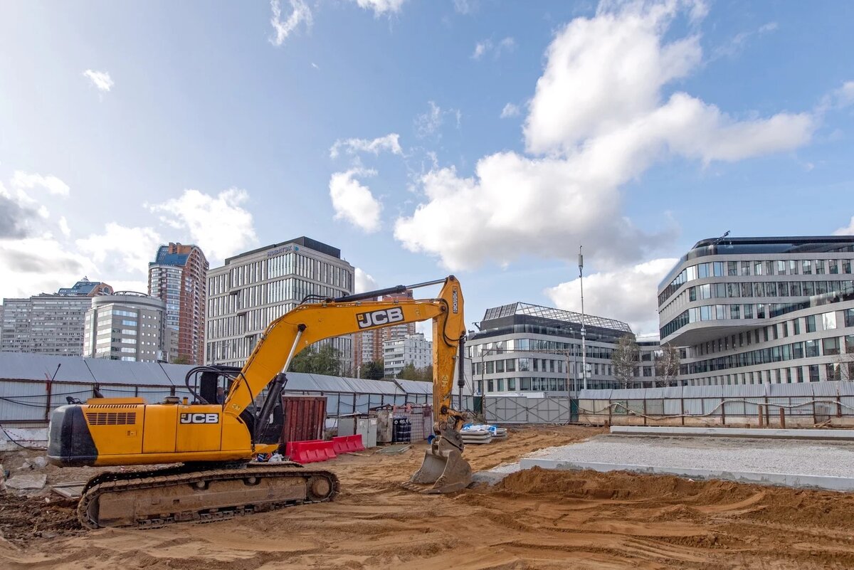 Строительство станций и эскалаторов ведется одновременно со прокладкой тоннеля. Затем устанавливают системы связи и коммуникаций.