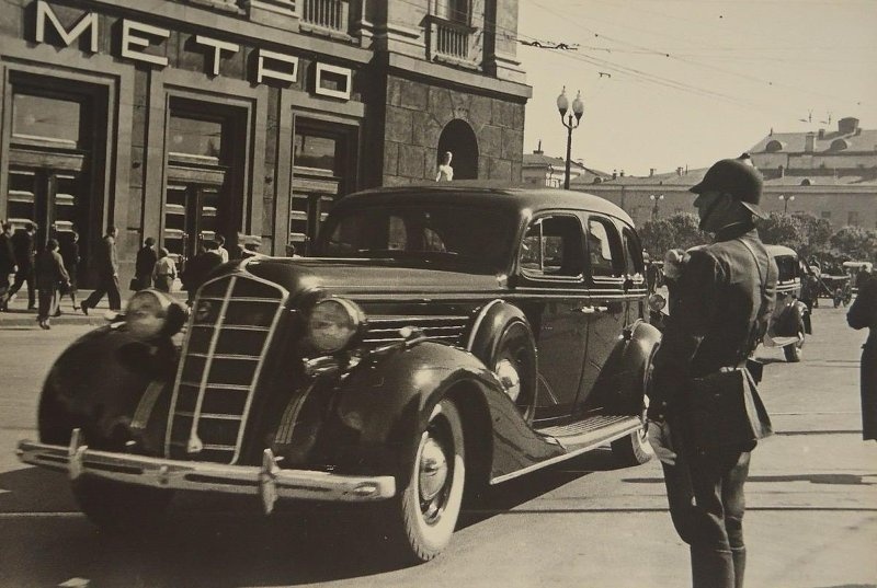 Эммануил Евзерихин "ЗИС - 101". Источник фото: Мультимедиа арт музей, Mосква / Московский дом фотографии. История России в Фотографиях