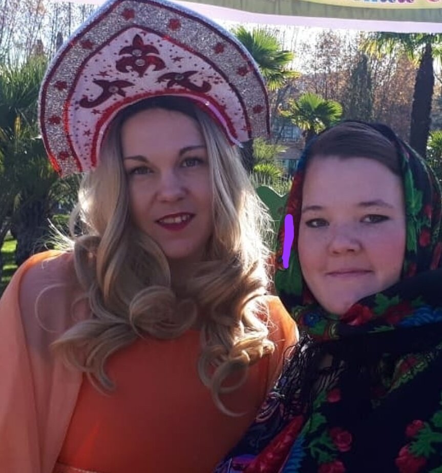 Фото из личного архива: мы с коллегой на бесплатной городской ярмарке проводим мастер класс по изготовлению куклы зерновушки