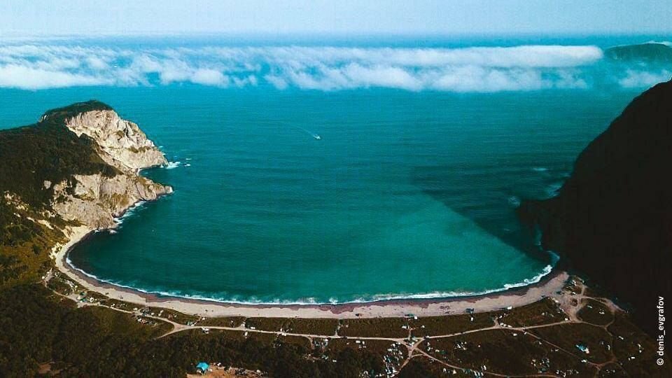 Бухта Спасения или в простонародье «Спасенка» одно из самых красивых и живописных мест в нашем городе!
⠀
Согласно истории, когда-то давным давно пакетбот «Святой апостол Павел» прибыл для освоения Камчатской земли и его встретил крутой недружелюбный скалистый берег с сильным течением и мощными волнами. Поднялся сильный шторм и корабль бросало на скалы. И когда команда уже потеряла надежду на спасение, перед ними открылся залив, в который они вошли. То оказалась спокойная бухта в которой можно было встать на якорь и переждать шторм. Таким образом команда была спасена, а бухту назвали бухтой Спасения.