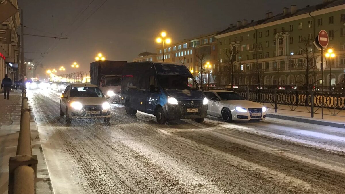     Под Набережными Челнами водители встали в многокилометровых пробках из-за накрывшей Татарстан метели. Об этом свидетельствуют данные портала «Яндекс.Карты».