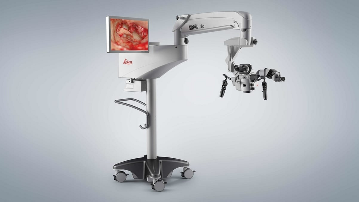 Современный хирургический микроскоп.