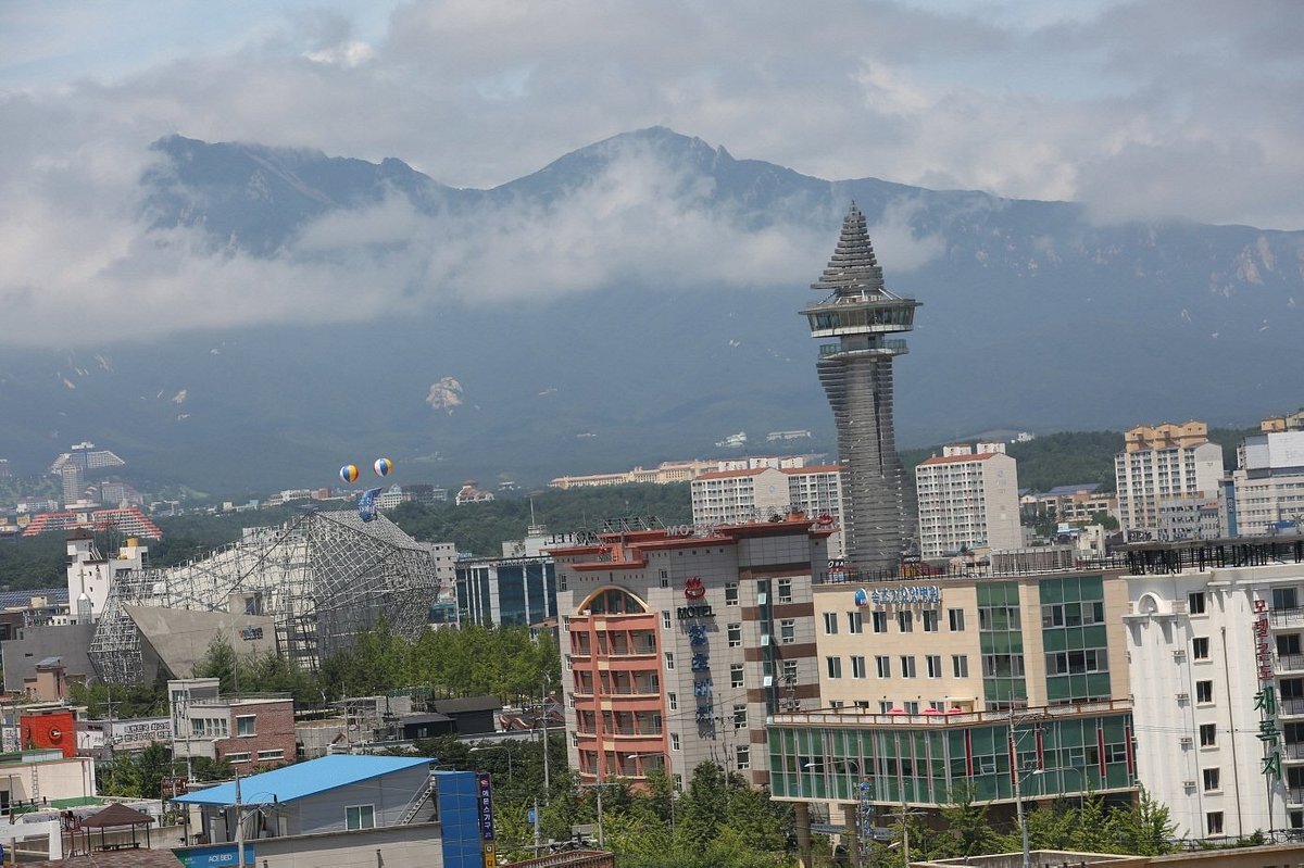 Источник изображения - https://dynamic-media-cdn.tripadvisor.com/media/photo-o/0c/01/24/b7/caption.jpg?w=1200&h=-1&s=1