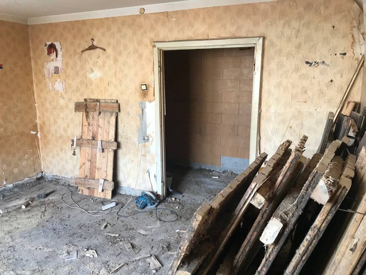 Демонтированные старые советские полы.