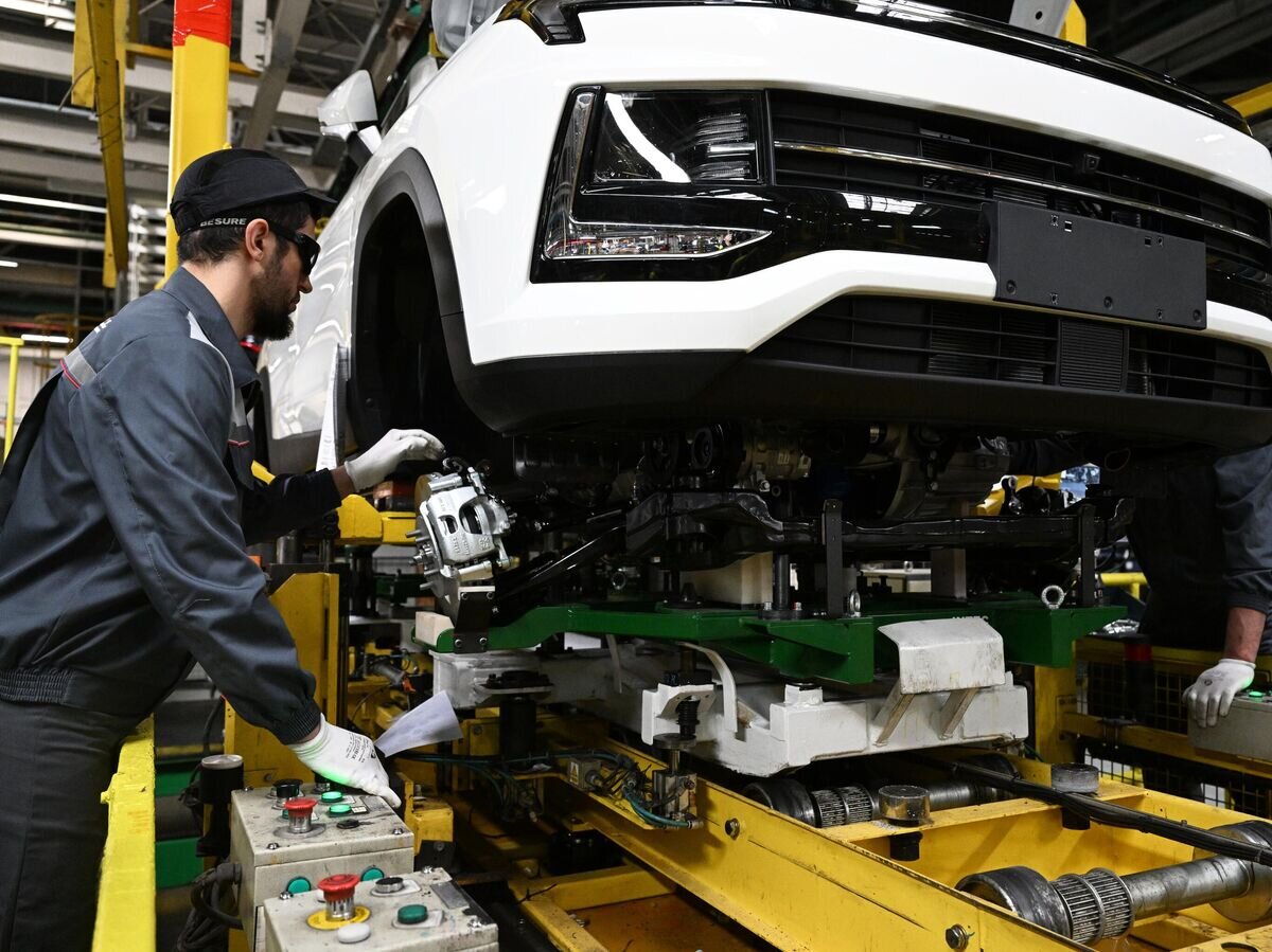    Рабочие за сборкой автомобиля на производственной линии Московского автомобильного завода "Москвич"© РИА Новости / Павел Бедняков