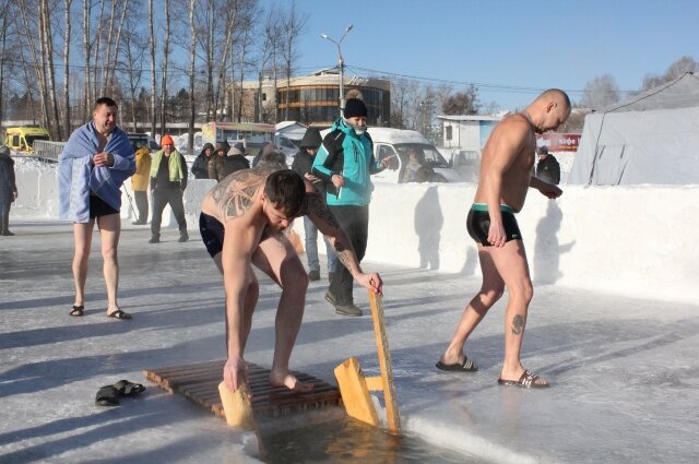    Число омичей, желающих окунуться в крещенскую купель, растёт год от года. Фото:  АиФ/ Анна Садовникова