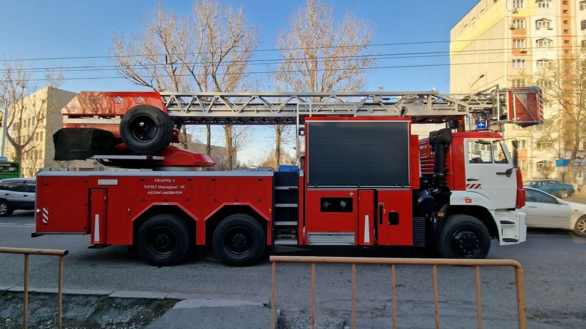 В случае возгорания электромобилей, сотрудники МЧС РК готовы к проведению  их тушения | Bizmedia.kz | Дзен