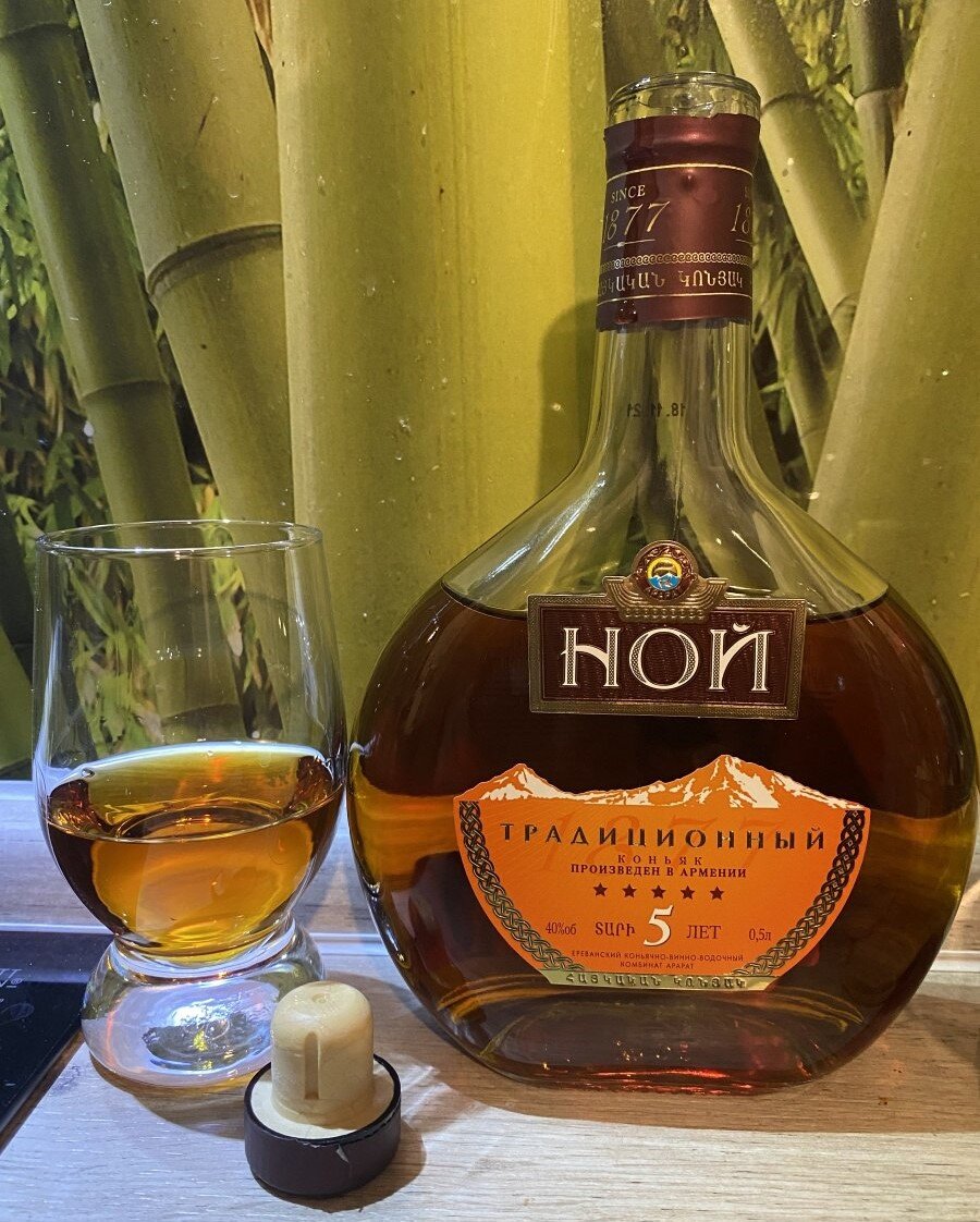 Коньяк ной араспел 5. Коньяк кизлярский 3 звезды кизляра 0,5. Бренди оливер. Бренди 3 лет. Коньяк россия кизлярский коньячный завод.