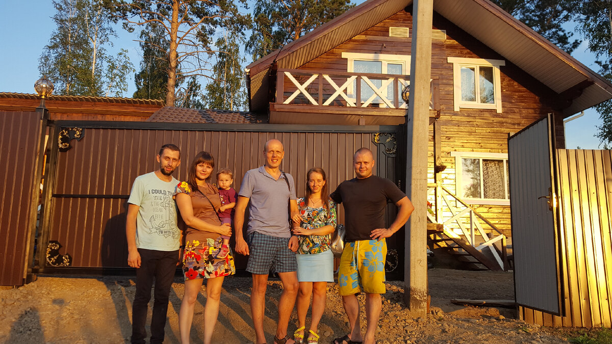 есть фото с друзьями на фоне второго дома