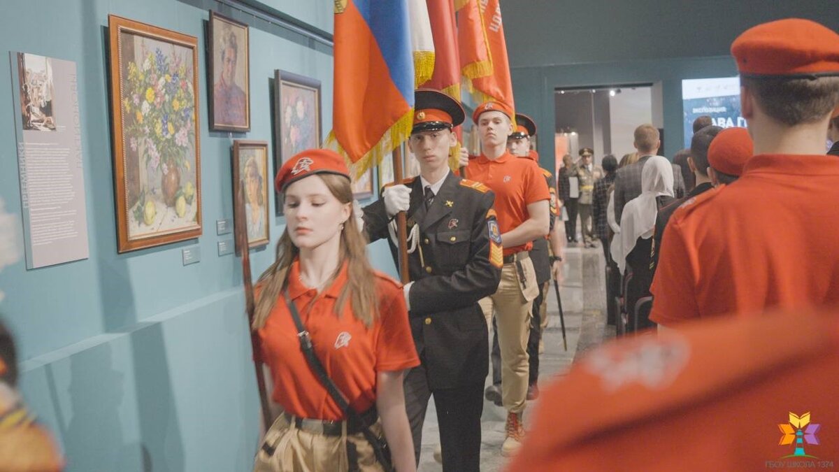 Внесение государственного флага. Пресс-служба ГБОУ Школы №1374