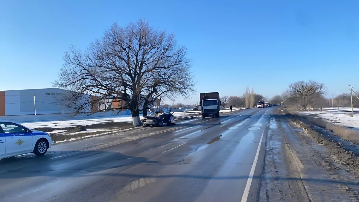     «ВАЗ» и грузовик столкнулись на трассе в Среднеахтубинском районе Волгоградской области, сообщает региональная полиция. Чудом обошлось без погибших.