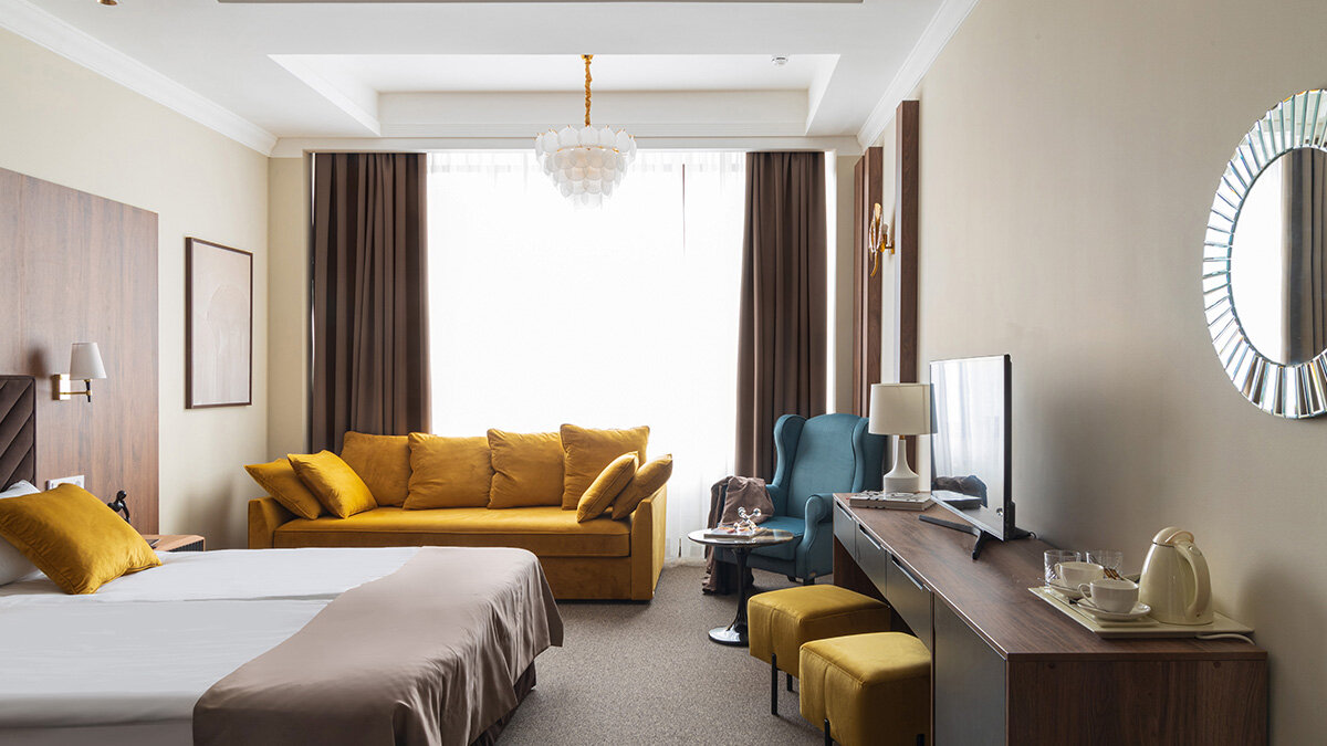 Интерьер однокомнатной квартиры с диваном. Комната спальня с диваном. Комната для девушки с диваном. Спальня в хрущевке в сиреневых тонах. Спальня с кроватью и диваном.