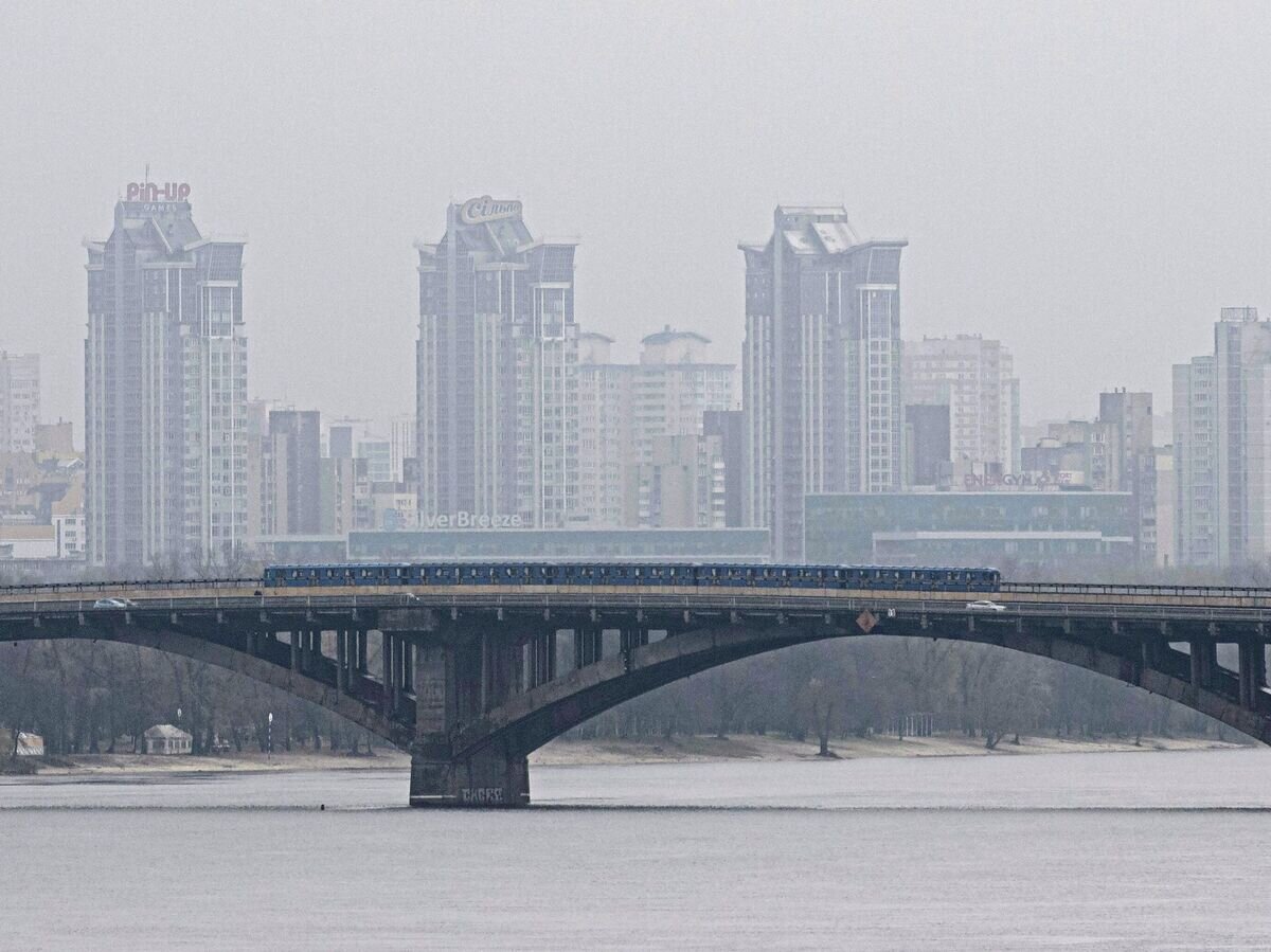    Метромост через Днепр в Киеве© AP Photo / Andrew Kravchenko