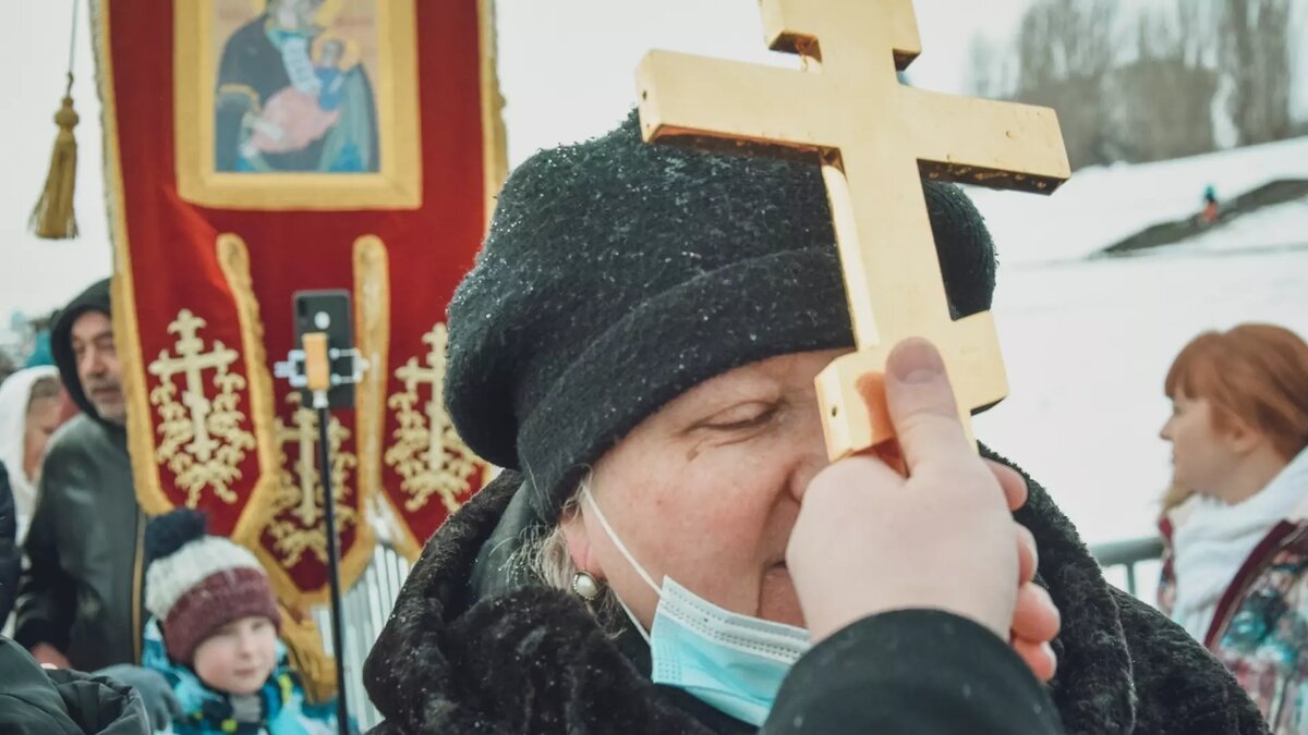     Ростовчанка Светлана в прошлом — медик, проходит традиционный обряд купания на Крещение в Ростове уже порядка десяти лет. Она рассказала RostovGazeta, что ей дает купание на Крещение, как и зачем к нему следует подготовиться, и кому лучше воздержаться от погружения в крещенскую воду.